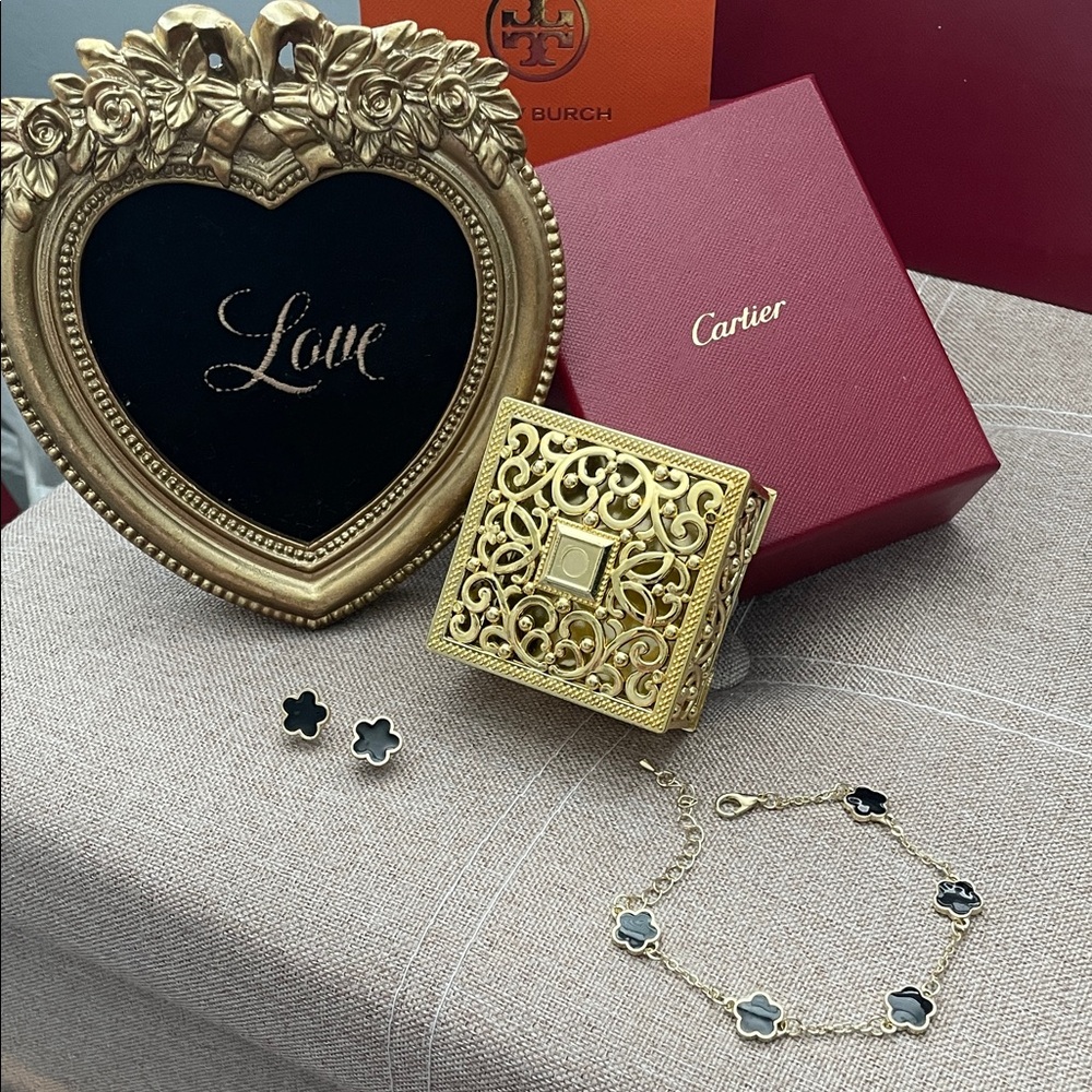 🎉🎉✨♥️Gold and Black Clover Bracelet with Matching Earrings♥️🌟NEW